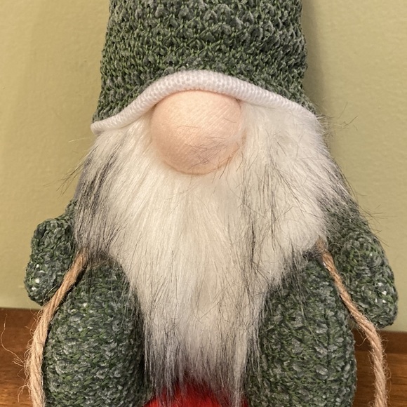 NEW WOODLAND COTTAGE WINTER GNOME ON RED WOODEN SLEIGH - Picture 9 of 11